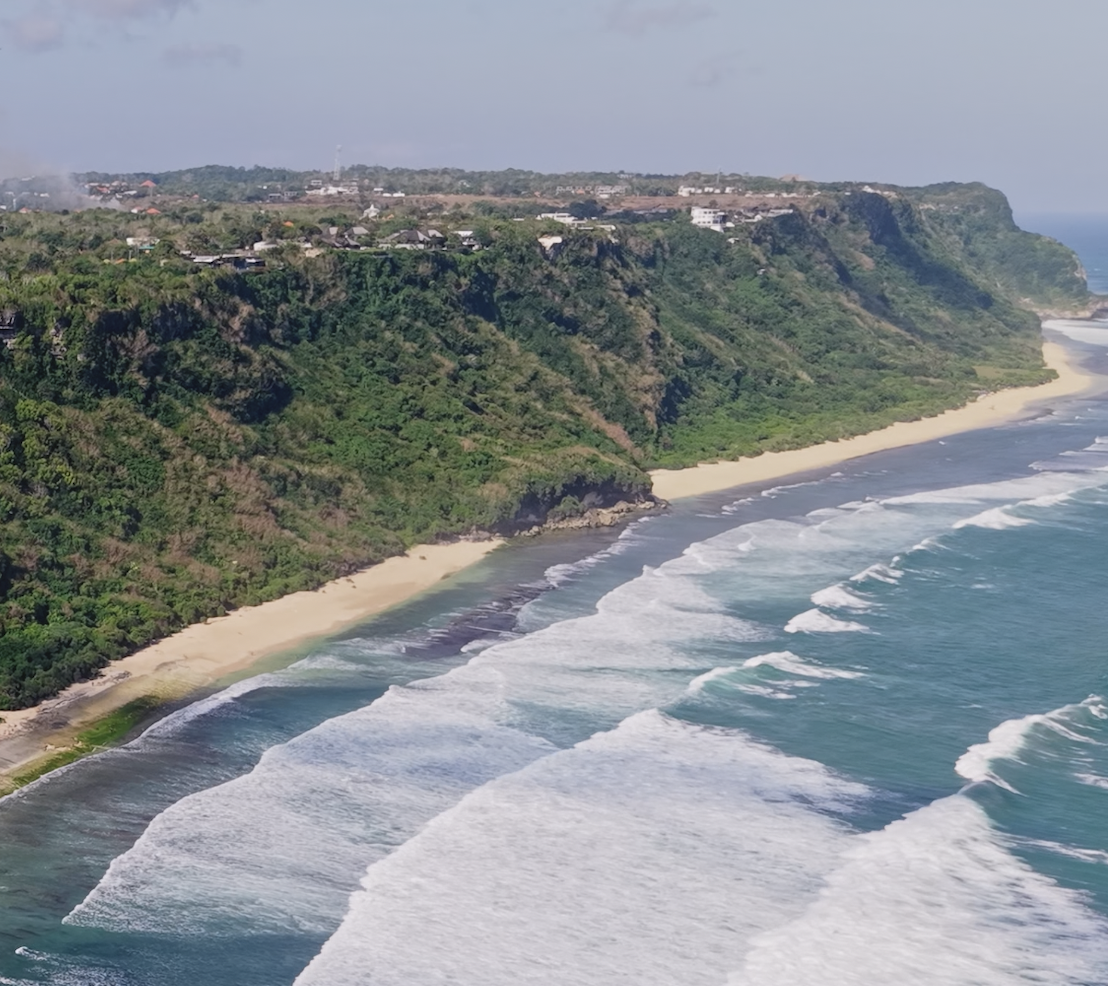 Dronefoto van Nyang Nyang beach en de kliffen van Uluwatu