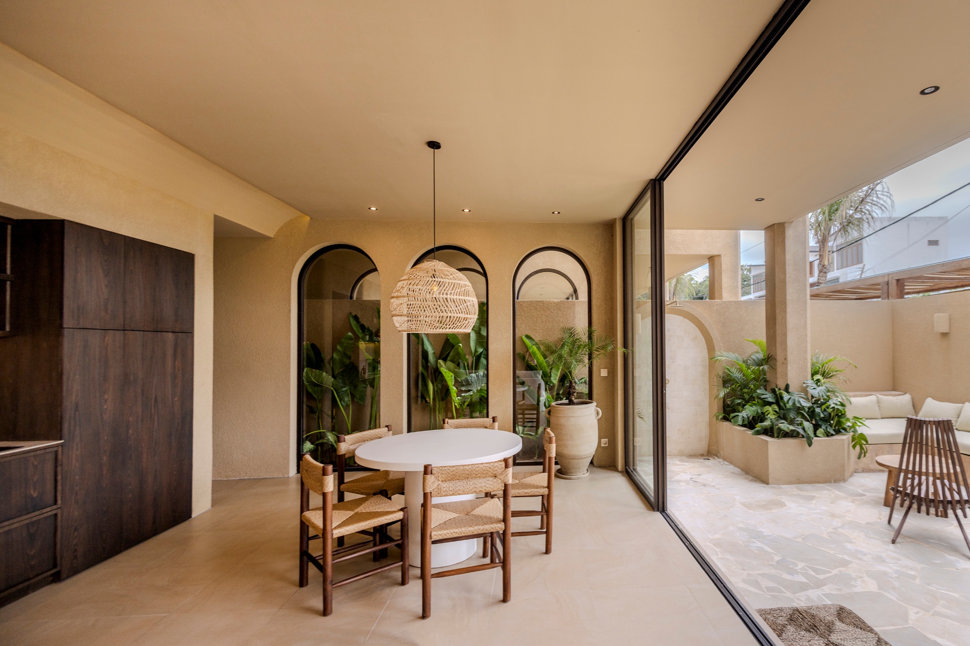 Open dining en living met arched windows