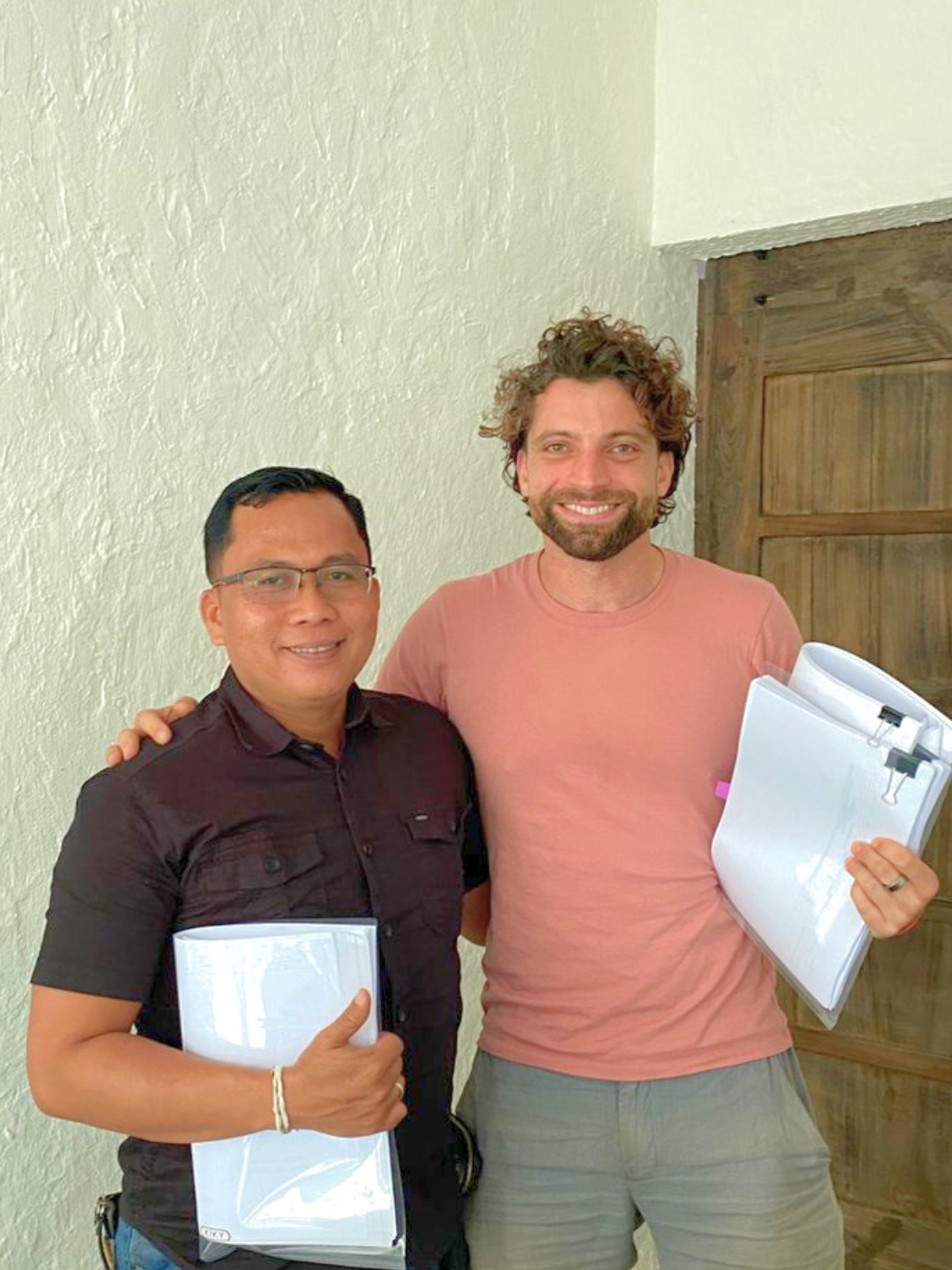 Felix Weerts en Pak Dedik, bouwer, na ondertekening van de bouwcontracten in Uluwatu