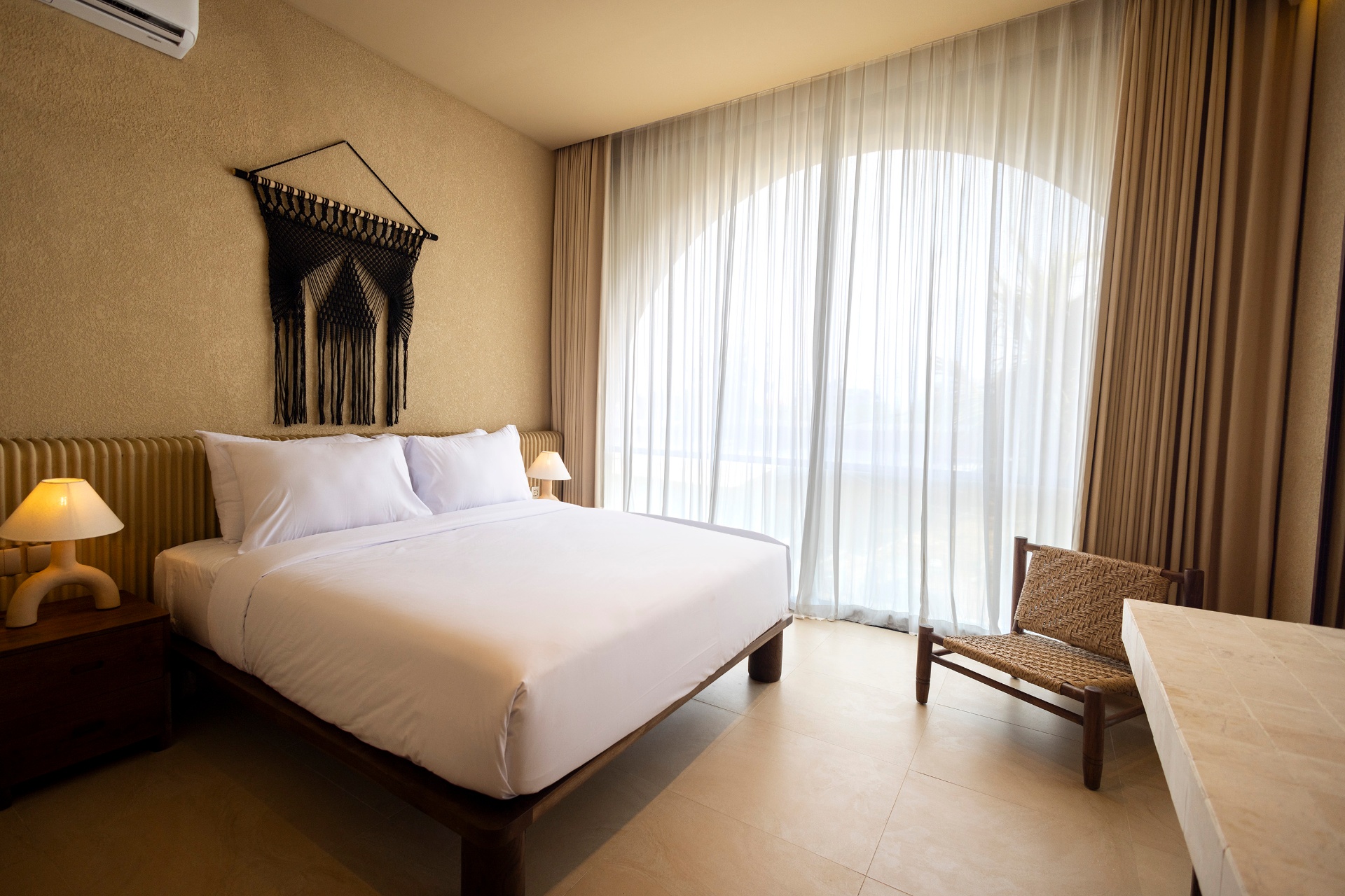Master slaapkamer met macramé wandkleed
