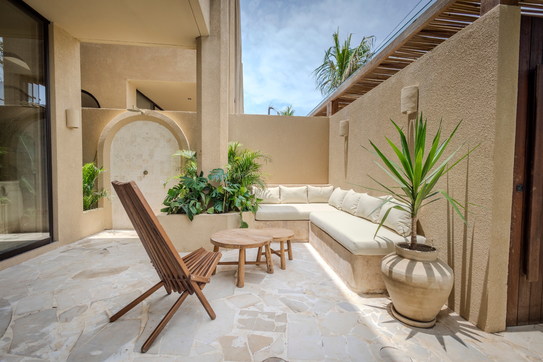 Buitenpatio met outdoor shower en lounge