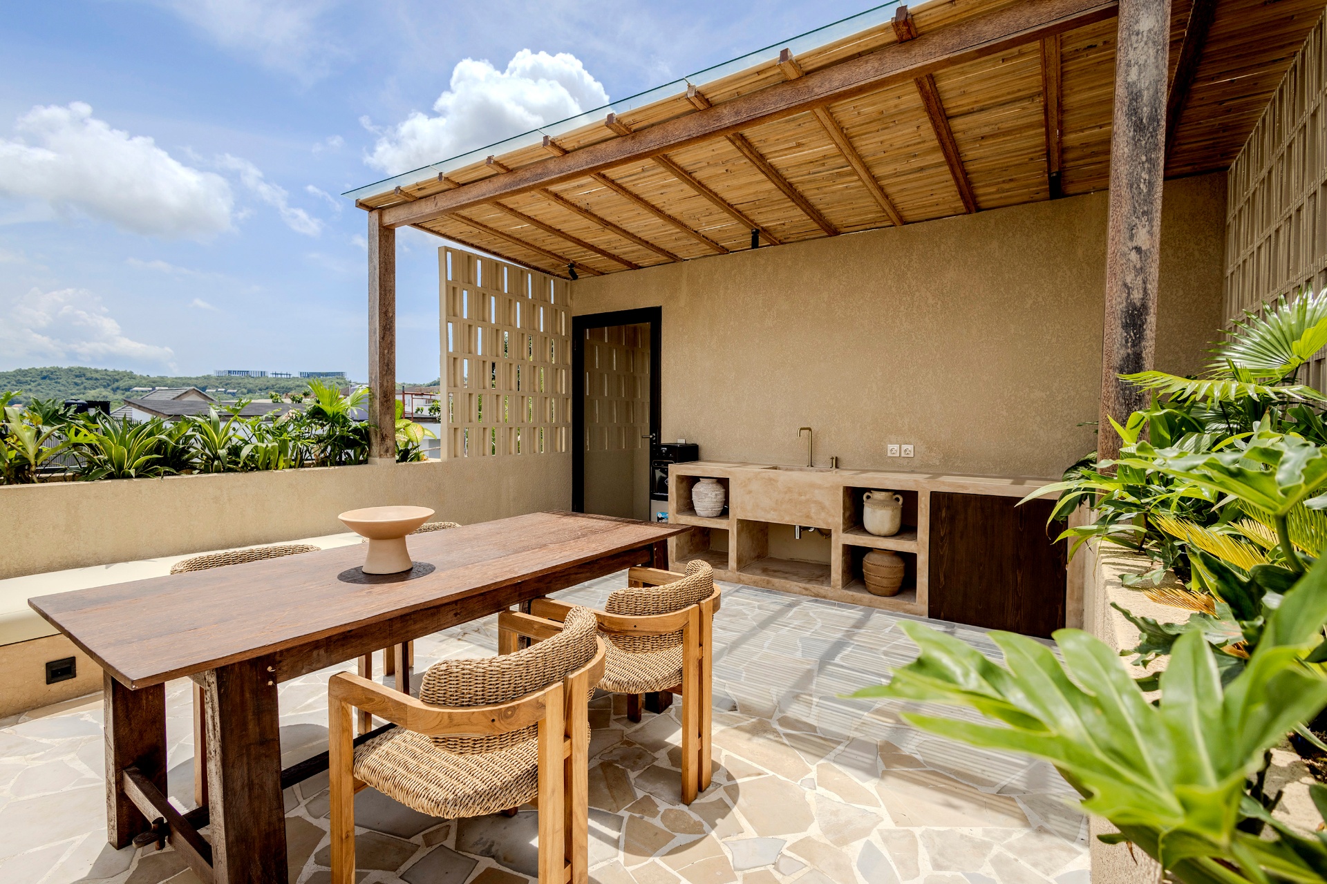 Rooftop terras met buitenkeuken en bamboe pergola